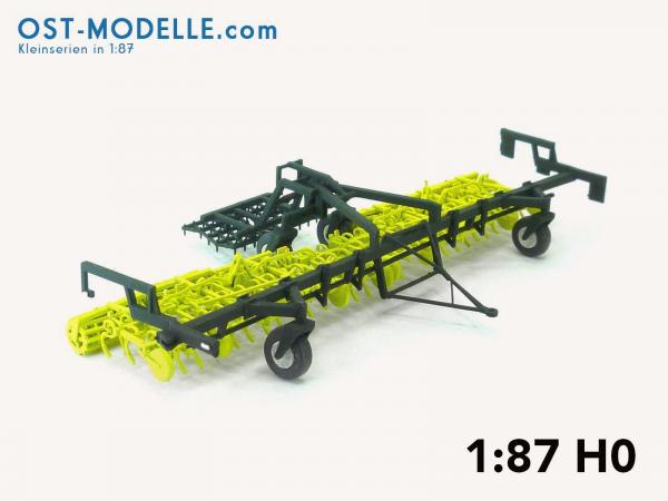 Koppelwagen T890 A01 Bodenbearbeitung 2 Feingrubber B231 mit Stabkrümmlern Arbeitsstellung gelb